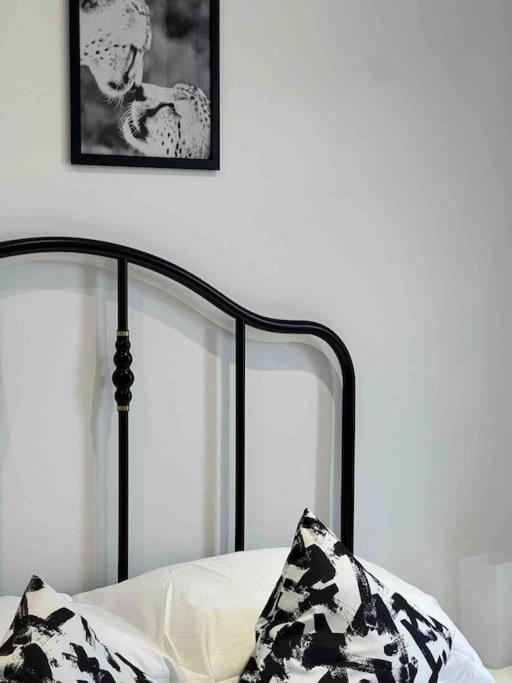 Explore From The Heart Of Soho Apartament *