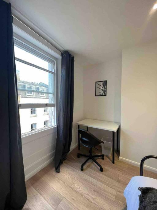 Explore From The Heart Of Soho Apartament